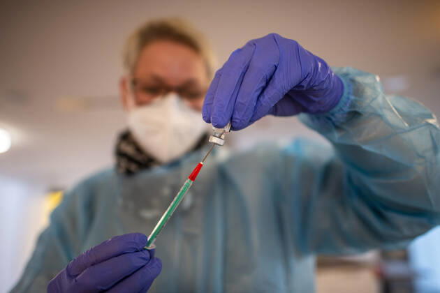 Corona-Schutzimpfung in einem Seniorenheim Eine Arzthelferin zieht eine Spritze mit dem Corona-Impfstoff auf. In einem Seniorenheim werden die Bewohner gegen eine Infektion mit dem Coronavirus geimpft. Für den Aufbau des Impfschutzes sind mit dem mRNA-Impfstoff von BioNTech zwei Impfungen im Abstand von 21 Tagen notwendig. Rietberg Nordrhein-Westfalen Deutschland Copyright: xInderlied Kirchner-Mediax