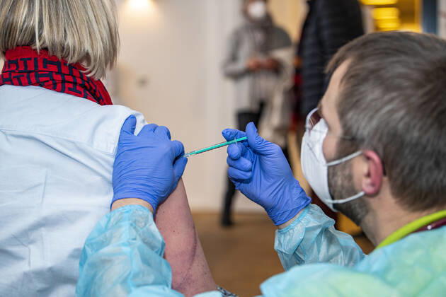Corona-Schutzimpfung in einem Seniorenheim Ein Arzt setzt bei einer Frau die Spritze mit dem Impfstoff an. In einem Seniorenheim werden die Bewohner gegen eine Infektion mit dem Coronavirus geimpft. Für den Aufbau des Impfschutzes sind mit dem mRNA-Impfstoff von BioNTech zwei Impfungen im Abstand von 21 Tagen notwendig. Rietberg Nordrhein-Westfalen Deutschland Copyright: xInderlied Kirchner-Mediax
