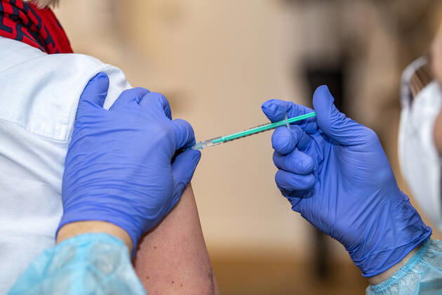 Corona-Schutzimpfung in einem Seniorenheim Ein Arzt setzt bei einer Frau die Spritze mit dem Impfstoff an. In einem Seniorenheim werden die Bewohner gegen eine Infektion mit dem Coronavirus geimpft. Für den Aufbau des Impfschutzes sind mit dem mRNA-Impfstoff von BioNTech zwei Impfungen im Abstand von 21 Tagen notwendig. Rietberg Nordrhein-Westfalen Deutschland Copyright: xInderlied Kirchner-Mediax