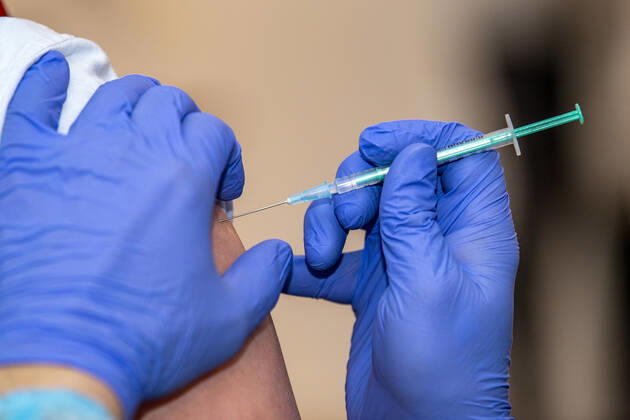Corona-Schutzimpfung in einem Seniorenheim Ein Arzt setzt bei einer Frau die Spritze mit dem Impfstoff an. In einem Seniorenheim werden die Bewohner gegen eine Infektion mit dem Coronavirus geimpft. Für den Aufbau des Impfschutzes sind mit dem mRNA-Impfstoff von BioNTech zwei Impfungen im Abstand von 21 Tagen notwendig. Rietberg Nordrhein-Westfalen Deutschland Copyright: xInderlied Kirchner-Mediax