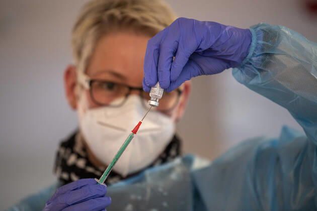 Corona-Schutzimpfung in einem Seniorenheim Eine Arzthelferin zieht eine Spritze mit dem Corona-Impfstoff von BioNTech Pfizer auf. In einem Seniorenheim werden die Bewohner gegen eine Infektion mit dem Coronavirus geimpft. Für den Aufbau des Impfschutzes sind mit dem mRNA-Impfstoff von BioNTech zwei Impfungen im Abstand von 21 Tagen notwendig. Rietberg Nordrhein-Westfalen Deutschland Copyright: xInderlied Kirchner-Mediax