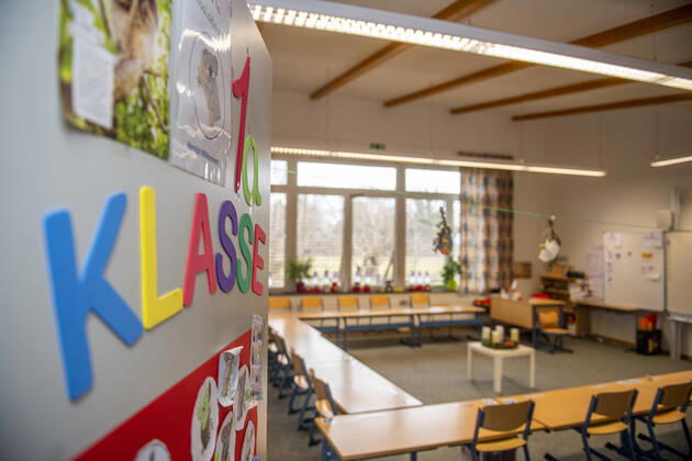 Schule in der Coronazeit In einem leeren Klassenraum einer Grundschule sind die Stühle auf die Bänke gestellt. Die Schulen sind bis auf Weiteres geschlossen. Wann sie wieder öffnen werden, ist bei der derzeitigen Zahl der Corona-Infektionen unklar. Bereits in dieser Woche will die Bundeskanzlerin mit den Ministerpräsidenten der Länder über mögliche weitere Maßnahmen im Lockdown beraten. Die nächste Bund-Länder-Konferenz zur Corona-Pandemie war ursprünglich erst für den 25. Januar geplant. Die Schulschließungen werden voraussichtlich über den Januar hinaus andauern. Rietberg Nordrhein-Westfalen Deutschland Copyright: xInderlied Kirchner-Mediax