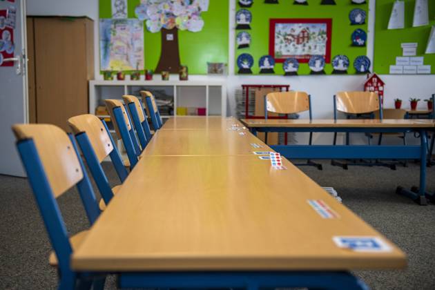 Schule in der Coronazeit In einem leeren Klassenraum einer Grundschule sind die Stühle auf die Bänke gestellt. Die Schulen sind bis auf Weiteres geschlossen. Wann sie wieder öffnen werden, ist bei der derzeitigen Zahl der Corona-Infektionen unklar. Bereits in dieser Woche will die Bundeskanzlerin mit den Ministerpräsidenten der Länder über mögliche weitere Maßnahmen im Lockdown beraten. Die nächste Bund-Länder-Konferenz zur Corona-Pandemie war ursprünglich erst für den 25. Januar geplant. Die Schulschließungen werden voraussichtlich über den Januar hinaus andauern. Rietberg Nordrhein-Westfalen Deutschland Copyright: xInderlied Kirchner-Mediax