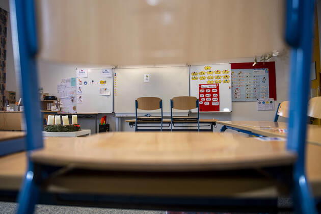 Schule in der Coronazeit In einem leeren Klassenraum einer Grundschule sind die Stühle auf die Bänke gestellt. Die Schulen sind bis auf Weiteres geschlossen. Wann sie wieder öffnen werden, ist bei der derzeitigen Zahl der Corona-Infektionen unklar. Bereits in dieser Woche will die Bundeskanzlerin mit den Ministerpräsidenten der Länder über mögliche weitere Maßnahmen im Lockdown beraten. Die nächste Bund-Länder-Konferenz zur Corona-Pandemie war ursprünglich erst für den 25. Januar geplant. Die Schulschließungen werden voraussichtlich über den Januar hinaus andauern. Rietberg Nordrhein-Westfalen Deutschland Copyright: xInderlied Kirchner-Mediax