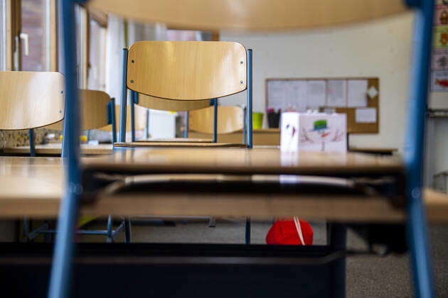 Schule in der Coronazeit In einem leeren Klassenraum einer Grundschule sind die Stühle auf die Bänke gestellt. Die Schulen sind bis auf Weiteres geschlossen. Wann sie wieder öffnen werden, ist bei der derzeitigen Zahl der Corona-Infektionen unklar. Bereits in dieser Woche will die Bundeskanzlerin mit den Ministerpräsidenten der Länder über mögliche weitere Maßnahmen im Lockdown beraten. Die nächste Bund-Länder-Konferenz zur Corona-Pandemie war ursprünglich erst für den 25. Januar geplant. Die Schulschließungen werden voraussichtlich über den Januar hinaus andauern. Rietberg Nordrhein-Westfalen Deutschland Copyright: xInderlied Kirchner-Mediax