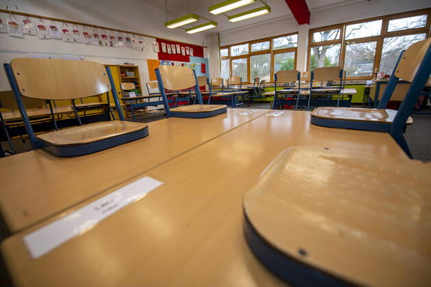 Schule in der Coronazeit In einem leeren Klassenraum einer Grundschule sind die Stühle auf die Bänke gestellt. Die Schulen sind bis auf Weiteres geschlossen. Wann sie wieder öffnen werden, ist bei der derzeitigen Zahl der Corona-Infektionen unklar. Bereits in dieser Woche will die Bundeskanzlerin mit den Ministerpräsidenten der Länder über mögliche weitere Maßnahmen im Lockdown beraten. Die nächste Bund-Länder-Konferenz zur Corona-Pandemie war ursprünglich erst für den 25. Januar geplant. Die Schulschließungen werden voraussichtlich über den Januar hinaus andauern. Rietberg Nordrhein-Westfalen Deutschland Copyright: xInderlied Kirchner-Mediax