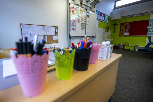 Schule in der Coronazeit Blick vom Lehrerpult auf die Tafel in einem Klassenraum einer Grundschule. Die Schulen sind bis auf Weiteres geschlossen. Wann sie wieder öffnen werden, ist bei der derzeitigen Zahl der Corona-Infektionen unklar. Bereits in dieser Woche will die Bundeskanzlerin mit den Ministerpräsidenten der Länder über mögliche weitere Maßnahmen im Lockdown beraten. Die nächste Bund-Länder-Konferenz zur Corona-Pandemie war ursprünglich erst für den 25. Januar geplant. Die Schulschließungen werden voraussichtlich über den Januar hinaus andauern. Rietberg Nordrhein-Westfalen Deutschland Copyright: xInderlied Kirchner-Mediax