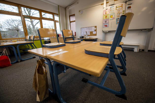 Schule in der Coronazeit In einem leeren Klassenraum einer Grundschule sind die Stühle auf die Bänke gestellt. Die Schulen sind bis auf Weiteres geschlossen. Wann sie wieder öffnen werden, ist bei der derzeitigen Zahl der Corona-Infektionen unklar. Bereits in dieser Woche will die Bundeskanzlerin mit den Ministerpräsidenten der Länder über mögliche weitere Maßnahmen im Lockdown beraten. Die nächste Bund-Länder-Konferenz zur Corona-Pandemie war ursprünglich erst für den 25. Januar geplant. Die Schulschließungen werden voraussichtlich über den Januar hinaus andauern. Rietberg Nordrhein-Westfalen Deutschland Copyright: xInderlied Kirchner-Mediax
