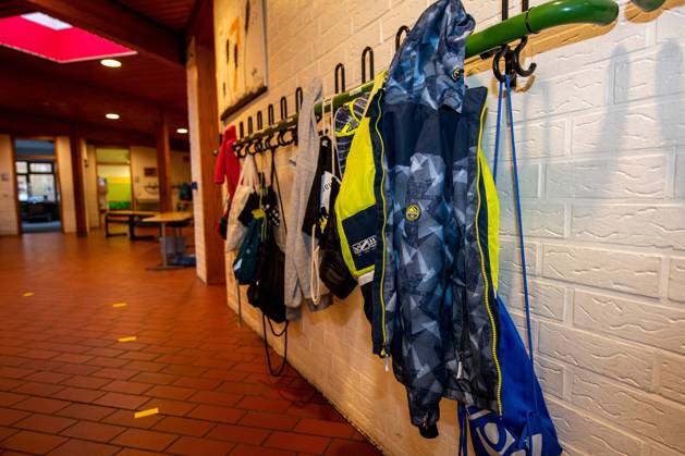 Schule in der Coronazeit Jacken und Turnbeutel hängen in einem Flur in einer Grundschule an Kleiderhaken. Die Schulen sind bis auf Weiteres geschlossen. Wann sie wieder öffnen werden, ist bei der derzeitigen Zahl der Corona-Infektionen unklar. Bereits in dieser Woche will die Bundeskanzlerin mit den Ministerpräsidenten der Länder über mögliche weitere Maßnahmen im Lockdown beraten. Die nächste Bund-Länder-Konferenz zur Corona-Pandemie war ursprünglich erst für den 25. Januar geplant. Die Schulschließungen werden voraussichtlich über den Januar hinaus andauern. Rietberg Nordrhein-Westfalen Deutschland Copyright: xInderlied Kirchner-Mediax