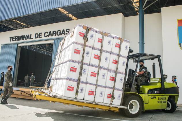 The departure of COVID-19 vaccine batches to all Brazilian states The departure of COVID-19 vaccine batches to all Brazilian states. January 18, 2021, Guarulhos airforce base, Sao Paulo, Brazil: After the symbolic act of receiving the vaccines - Immunized Brazil, the Minister of Health, Eduardo Pazuello, accompanies the departure of the vaccine batches to all over Brazil from Sao Paulo Air Force Base in Guarulhos. The departure of COVID-19 vaccine batches to all Brazilian states  Copyright: xFepesilx