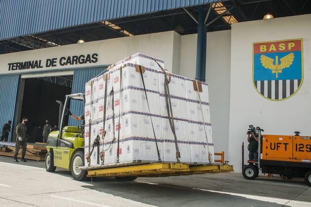 The departure of COVID-19 vaccine batches to all Brazilian states The departure of COVID-19 vaccine batches to all Brazilian states. January 18, 2021, Guarulhos airforce base, Sao Paulo, Brazil: After the symbolic act of receiving the vaccines - Immunized Brazil, the Minister of Health, Eduardo Pazuello, accompanies the departure of the vaccine batches to all over Brazil from Sao Paulo Air Force Base in Guarulhos. The departure of COVID-19 vaccine batches to all Brazilian states  Copyright: xFepesilx