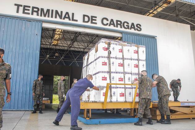 The departure of COVID-19 vaccine batches to all Brazilian states The departure of COVID-19 vaccine batches to all Brazilian states. January 18, 2021, Guarulhos airforce base, Sao Paulo, Brazil: After the symbolic act of receiving the vaccines - Immunized Brazil, the Minister of Health, Eduardo Pazuello, accompanies the departure of the vaccine batches to all over Brazil from Sao Paulo Air Force Base in Guarulhos. The departure of COVID-19 vaccine batches to all Brazilian states  Copyright: xFepesilx