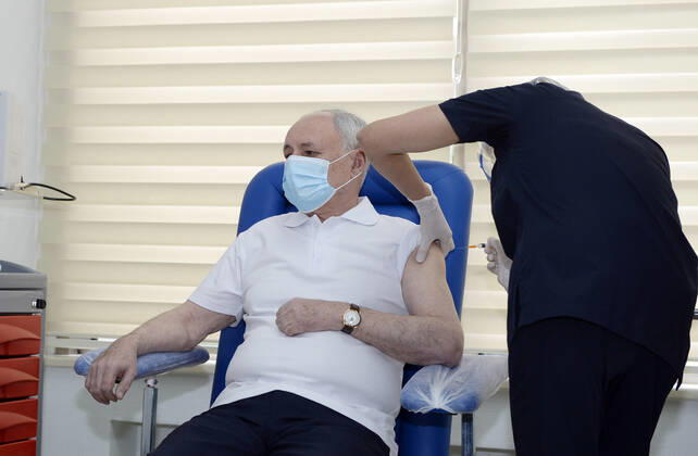 (210118) -- BAKU, Jan. 18, 2021 -- Azerbaijani Health Minister Ogtay Shiraliyev (L) receives a dose of China s Sinovac COVID-19 vaccine in Baku, Azerbaijan, Jan. 18, 2021. Azerbaijan s senior health officials on Monday took their first inoculations of a vaccine made by Chinese biopharmaceutical company Sinovac Biotech, marking the beginning of mass vaccination against COVID-19 in the country, according to state-run news agency AZERTAC. (Photo by Xinhua) AZERBAIJAN-BAKU-HEALTH MINISTER-VACCINE TofikxBabayev 