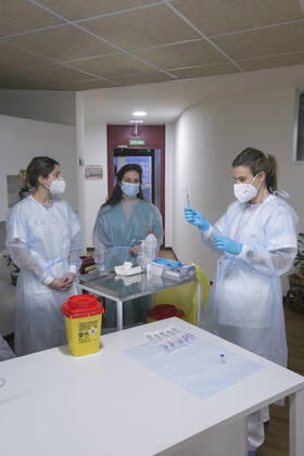 A Primary Care nurse from Health Area V, Lara MenÃ ndez (1r) prepares the second dose of the Pfizer-BioNTech vaccine against coronavirus at the Centro Polivalente de Recursos Residencia Mixta in Gijon, the same place where the vaccination started in Asturias, in Gijon, Principado de Asturias (Spain), on January 18, 2021. The Principality starts this Monday the administration of the second dose of vaccines against COVID-19. The autonomous community will complement in the coming days the first phase of the vaccination process that began last December 27. ASTURIAS LagenciaEP PRESS J.Peteiro. POOL 01 18 2021 Gijon (Asturias) Gijon (Asturias) Spain Copyright: xLagenciaEPxPRESS J.Peteiro.xPOOLx 3521975