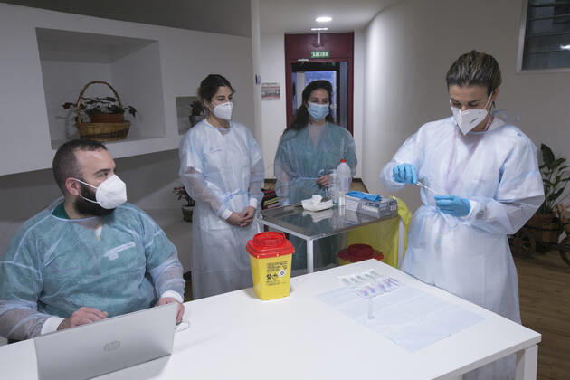 A Primary Care nurse from Health Area V, Lara MenÃ ndez (1r) prepares the second dose of the Pfizer-BioNTech vaccine against coronavirus at the Centro Polivalente de Recursos Residencia Mixta in Gijon, the same place where the vaccination started in Asturias, in Gijon, Principado de Asturias (Spain), on January 18, 2021. The Principality starts this Monday the administration of the second dose of vaccines against COVID-19. The autonomous community will complement in the coming days the first phase of the vaccination process that began last December 27. ASTURIAS LagenciaEP PRESS J.Peteiro. POOL 01 18 2021 Gijon (Asturias) Gijon (Asturias) Spain Copyright: xLagenciaEPxPRESS J.Peteiro.xPOOLx 3521976