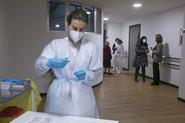 A Primary Care nurse from Health Area V, Lara MenÃ ndez prepares the second dose of the Pfizer-BioNTech vaccine against coronavirus at the Centro Polivalente de Recursos Residencia Mixta in Gijon, the same place where the vaccination started in Asturias, in Gijon, Principality of Asturias (Spain), on January 18, 2021. The Principality starts this Monday the administration of the second dose of vaccines against COVID-19. The autonomous community will complement in the coming days the first phase of the vaccination process that began last December 27. ASTURIAS Jorge Peteiro LagenciaEP 01 18 2021 Gijon (Asturias) Gijon (Asturias) Spain Copyright: xJorgexPeteirox 3521977