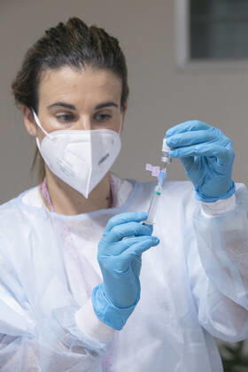 A Primary Care nurse from Health Area V, Lara MenÃ ndez prepares the second dose of the Pfizer-BioNTech vaccine against coronavirus at the Centro Polivalente de Recursos Residencia Mixta in Gijon, the same place where the vaccination started in Asturias, in Gijon, Principality of Asturias (Spain), on January 18, 2021. The Principality starts this Monday the administration of the second dose of vaccines against COVID-19. The autonomous community will complement in the coming days the first phase of the vaccination process that began last December 27. ASTURIAS LagenciaEP PRESS J.Peteiro. POOL 01 18 2021 Gijon (Asturias) Gijon (Asturias) Spain Copyright: xLagenciaEPxPRESS J.Peteiro.xPOOLx 3521989