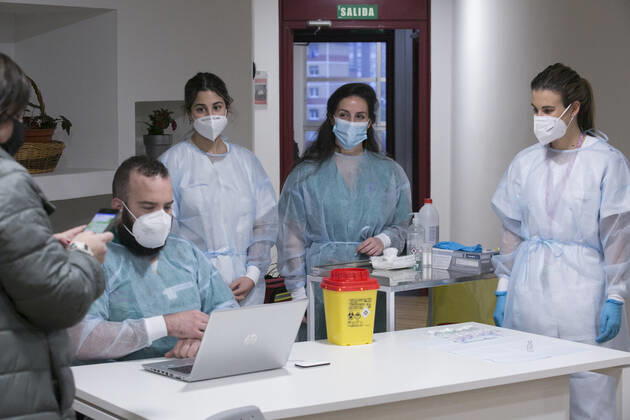 A Primary Care nurse from Healthcare Area V, Lara MenÃ ndez (1r) with the rest of the team during the preparation of the second dose of Pfizer-BioNTech coronavirus vaccine at the Centro Polivalente de Recursos Residencia Mixta in Gijon, the same place where the vaccination started in Asturias, in Gijon, Principado de Asturias (Spain), on January 18, 2021. The Principality starts this Monday the administration of the second dose of vaccines against COVID-19. The autonomous community will complement in the coming days the first phase of the vaccination process that began last December 27. ASTURIAS LagenciaEP PRESS J.Peteiro. POOL 01 18 2021 Gijon (Asturias) Gijon (Asturias) Spain Copyright: xLagenciaEPxPRESS J.Peteiro.xPOOLx 3521999