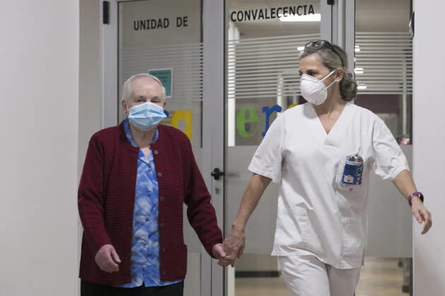 Eulalia Josefa Pepita Paleo accompanied by a nurse is the first user of the residence to receive the second dose of the Pfizer-BioNTech vaccine against coronavirus at the Centro Polivalente de Recursos Residencia Mixta in Gijon, the same place where vaccination began in Asturias, in Gijon, Principality of Asturias (Spain), on 18 January 2021. The Principality starts this Monday the administration of the second dose of vaccines against COVID-19. The autonomous community will complement in the coming days the first phase of the vaccination process that began last December 27. ASTURIAS LagenciaEP PRESS J.Peteiro. POOL 01 18 2021 Gijon (Asturias) Gijon (Asturias) Spain Copyright: xLagenciaEPxPRESS J.Peteiro.xPOOLx 3522050