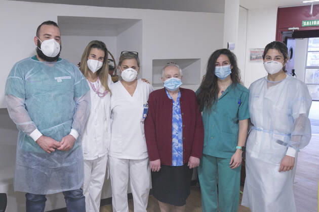 The vaccination team of Health Area V that has administered the second dose of Pfizer-BioNTech coronavirus vaccine poses with Eulalia Josefa Pepita Paleo, the first user to receive the second dose, at the Centro Polivalente de Recursos Residencia Mixta in Gijon, the same place where vaccination began in Asturias, in Gijon, Principality of Asturias (Spain), on January 18, 2021. The Principality starts this Monday the administration of the second dose of vaccines against COVID-19. The autonomous community will complement in the coming days the first phase of the vaccination process that began last December 27 ASTURIAS LagenciaEP PRESS J.Peteiro. POOL 01 18 2021 Gijon (Asturias) Gijon (Asturias) Spain Copyright: xLagenciaEPxPRESS J.Peteiro.xPOOLx 3522201