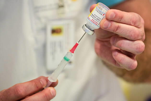 Illustration picture shows the vaccination with the Moderna vaccine of the staff members of the Iris Ziekenhuizen Zuid - Hopitaux Iris Sud hospital, in Elsene - Ixelles, Brussels, Monday 18 January 2021. Belgium starts administering the vaccine of American biotech company Moderna in four hospitals. Members of the staff in contact with potentially coronavirus infected patients are the first to be vaccinated.  LAURIExDIEFFEMBACQ 2626164