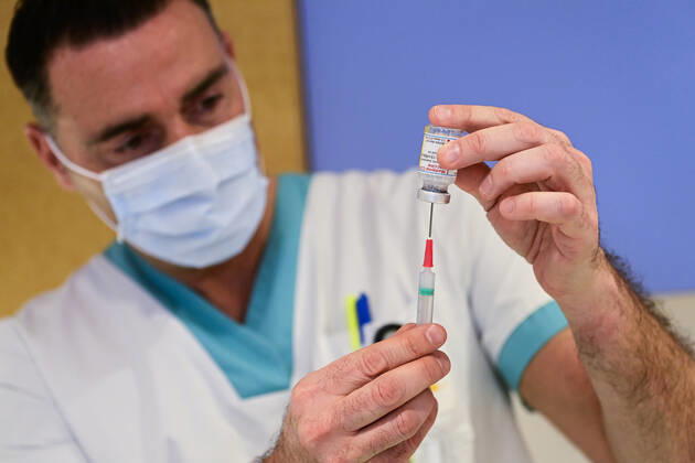 Illustration picture shows the vaccination with the Moderna vaccine of the staff members of the Iris Ziekenhuizen Zuid - Hopitaux Iris Sud hospital, in Elsene - Ixelles, Brussels, Monday 18 January 2021. Belgium starts administering the vaccine of American biotech company Moderna in four hospitals. Members of the staff in contact with potentially coronavirus infected patients are the first to be vaccinated.  LAURIExDIEFFEMBACQ 2626171