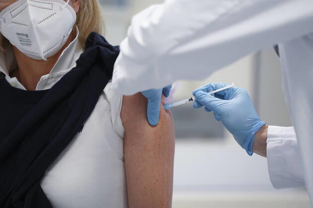 Symbolbild der Impfung eines Impfling in Essen Aktuell; 18.01.2021, Symbolfoto der Imfpung einer Aerztin mit der Impfspritze der Firma Moderna in der Uniklinik in Essen Essen Nordrhein-Westfalen Deutschland