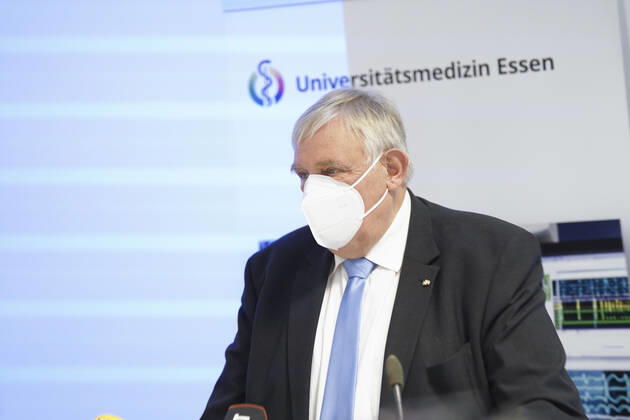 Impfbeginn in nordrhein-westfälischen Krankenhaeusern mit Gesundheitsminister Minister Laumann Aktuell, 18.01.2021, Essen,NRW Gesundheitsminister Karl-Josef Laumann im Portrait beim Impfbeginn im Universitaetsklinikum Essen. Essen Nordrhein-Westfalen Deutschland