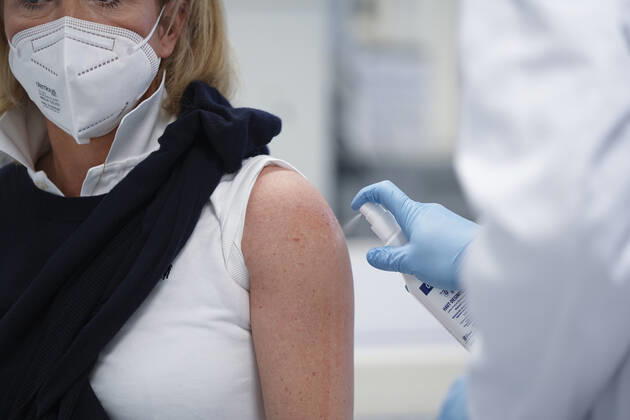 Impfbeginn in nordrhein-westfälischen Krankenhaeusern mit Gesundheitsminister Minister Laumann Aktuell; 18.01.2021, Symbolfoto der Vorgang der Desinfektion im Vorfeld der Imfpung einer Aerztin mit der Impfspritze der Firma Moderna in der Uniklinik in Essen Essen Nordrhein-Westfalen Deutschland