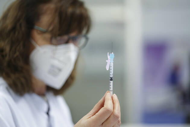 Impfbeginn in nordrhein-westfälischen Krankenhaeusern mit Gesundheitsminister Minister Laumann Essen Nordrhein-Westfalen Deutschland