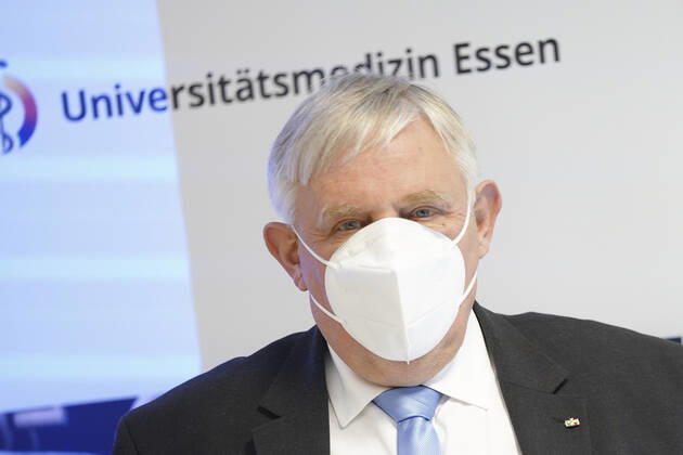 Impfbeginn in nordrhein-westfälischen Krankenhaeusern mit Gesundheitsminister Minister Laumann Aktuell, 18.01.2021, Essen,NRW Gesundheitsminister Karl-Josef Laumann im Portrait beim Impfbeginn im Universitaetsklinikum Essen. Essen Nordrhein-Westfalen Deutschland