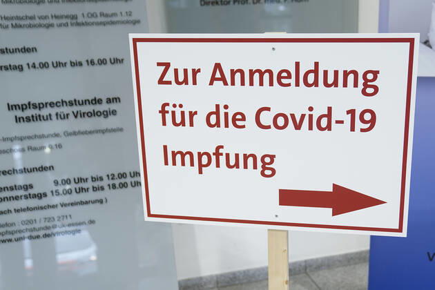 News Bilder des Tages Impfbeginn in nordrhein-westfälischen Krankenhaeusern mit Gesundheitsminister Minister Laumann Aktuell; 18.01.2021, Symbolfoto Hinweisschild zur Corona Impfung in der Uniklinik in Essen Essen Nordrhein-Westfalen Deutschland