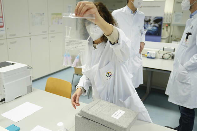 Impfbeginn in nordrhein-westfälischen Krankenhaeusern mit Gesundheitsminister Minister Laumann Aktuell; 18.01.2021, Symbolfoto einer Impfspritze der Firma Moderna in der Uniklinik in Essen Essen Nordrhein-Westfalen Deutschland
