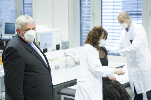 Impfbeginn in nordrhein-westfälischen Krankenhaeusern mit Gesundheitsminister Minister Laumann Aktuell, 18.01.2021, Essen,NRW Gesundheitsminister Karl-Josef Laumann beim Impfbeginn im Universitaetsklinikum Essen. Der Minister schaut sich die Impfung einer Klinikmitarbeiterin an Essen Nordrhein-Westfalen Deutschland