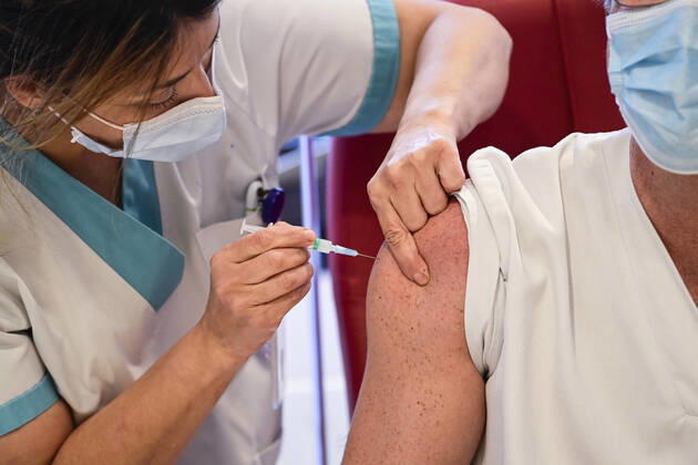 Illustration picture shows the vaccination with the Moderna vaccine of the staff members of the Iris Ziekenhuizen Zuid - Hopitaux Iris Sud hospital, in Elsene - Ixelles, Brussels, Monday 18 January 2021. Belgium starts administering the vaccine of American biotech company Moderna in four hospitals. Members of the staff in contact with potentially coronavirus infected patients are the first to be vaccinated.  LAURIExDIEFFEMBACQ 2626185