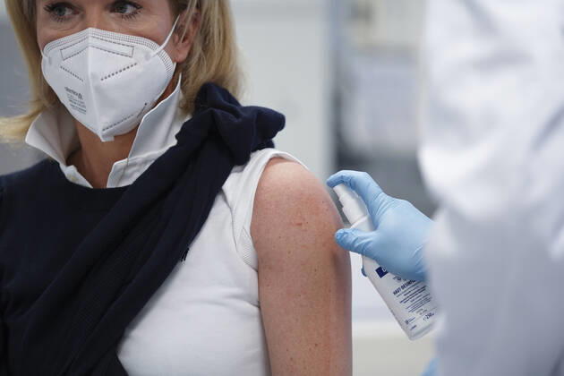 Impfbeginn in nordrhein-westfälischen Krankenhaeusern mit Gesundheitsminister Minister Laumann Aktuell; 18.01.2021, Symbolfoto der Vorgang der Desinfektion im Vorfeld der Imfpung einer Aerztin mit der Impfspritze der Firma Moderna in der Uniklinik in Essen Essen Nordrhein-Westfalen Deutschland