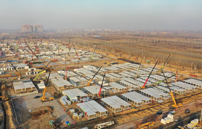 (210118) -- SHIJIAZHUANG, Jan. 18, 2021 -- Aerial photo taken on Jan. 18, 2021 shows the Huangzhuang apartment COVID-19 quarantine center under construction in Shijiazhuang, north China s Hebei Province. Construction of the main structures of the Huangzhuang apartment COVID-19 quarantine center in Shijiazhuang is nearing the end. With a total floor area of 34 hectares, the facility will house close contacts or secondary close contacts of COVID-19 confirmed cases. ) CHINA-HEBEI-SHIJIAZHUANG-COVID-19-QUARANTINE CENTER-CONSTRUCTION (CN) YangxShiyao 