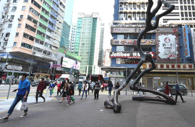 (210118) -- HONG KONG, Jan. 18, 2021 -- People wearing face masks walk on the street in south China s Hong Kong, Jan. 18, 2021. Hong Kong s Center for Health Protection (CHP) reported 107 additional confirmed cases of COVID-19 on Monday, a new high in about one month. The new cases included 102 local infections and five imported ones, taking its total tally to 9,664. More than 40 of the new local cases were untraceable and there were about 50 cases tested positive preliminarily, according to a CHP press briefing. ) CHINA-HONG KONG-COVID-19(CN) LoxPingxFai