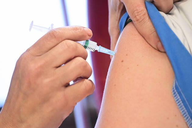 Illustration picture shows the vaccination with the Moderna vaccine of the staff members of the Iris Ziekenhuizen Zuid - Hopitaux Iris Sud hospital, in Elsene - Ixelles, Brussels, Monday 18 January 2021. Belgium starts administering the vaccine of American biotech company Moderna in four hospitals. Members of the staff in contact with potentially coronavirus infected patients are the first to be vaccinated.  LAURIExDIEFFEMBACQ 2626192