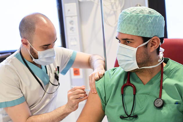 Illustration picture shows the vaccination with the Moderna vaccine of the staff members of the Iris Ziekenhuizen Zuid - Hopitaux Iris Sud hospital, in Elsene - Ixelles, Brussels, Monday 18 January 2021. Belgium starts administering the vaccine of American biotech company Moderna in four hospitals. Members of the staff in contact with potentially coronavirus infected patients are the first to be vaccinated.  LAURIExDIEFFEMBACQ 2626199