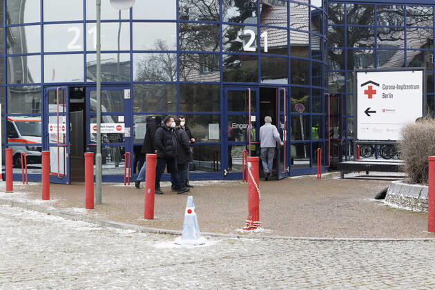 Drittes Berliner Corona-Impfzentrum 2021-01-18, Berlin, Eingang zum dritten, vom Malteser-Hilfsdienst betriebenen Berliner Corona-Impfzentrum in den Messehallen unterm Funkturm.