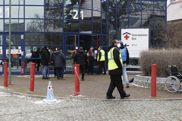 Drittes Berliner Corona-Impfzentrum 2021-01-18, Berlin, Eingang zum dritten, vom Malteser-Hilfsdienst betriebenen Berliner Corona-Impfzentrum in den Messehallen unterm Funkturm.
