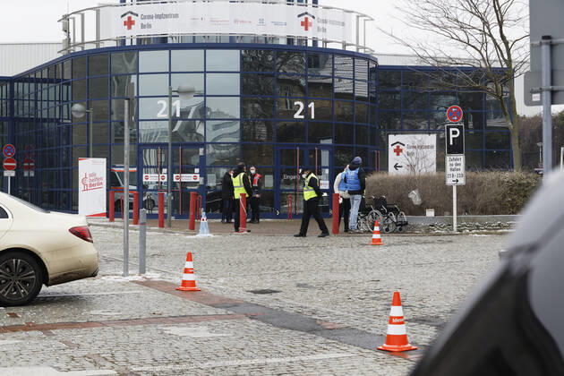 Drittes Berliner Corona-Impfzentrum 2021-01-18, Berlin, Eingang zum dritten, vom Malteser-Hilfsdienst betriebenen Berliner Corona-Impfzentrum in den Messehallen unterm Funkturm.