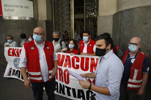 Santiago, January 18, 2021 Metro union leaders deliver a letter to the Minister of Health to be considered and prioritized in the vaccination plan being implemented by the government This is due to the rise in infections in the city of Santiago and the close contacts that arise inside the underground train Sebastian Cisternas Aton Chile, Chile Aton 4  Copyright: SEBASTIANxCISTERNAS ATONxCHILE