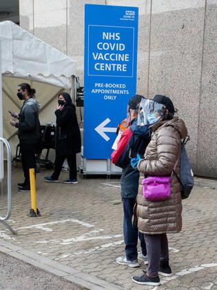18 01 2021. London, United Kingdom. Covid Vaccine Centre Wembley.  Copyright: xMartynxWheatleyx xParsonsxMediax PAR-7028-0009