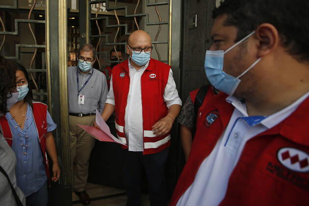 Santiago, January 18, 2021 Metro union leaders deliver a letter to the Minister of Health to be considered and prioritized in the vaccination plan being implemented by the government This is due to the rise in infections in the city of Santiago and the close contacts that arise inside the underground train Sebastian Cisternas Aton Chile, Chile Aton 4  Copyright: SEBASTIANxCISTERNAS ATONxCHILE