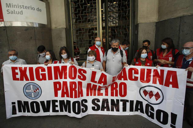 Santiago, January 18, 2021 Metro union leaders deliver a letter to the Minister of Health to be considered and prioritized in the vaccination plan being implemented by the government This is due to the rise in infections in the city of Santiago and the close contacts that arise inside the underground train Sebastian Cisternas Aton Chile, Chile Aton 4  Copyright: SEBASTIANxCISTERNAS ATONxCHILE