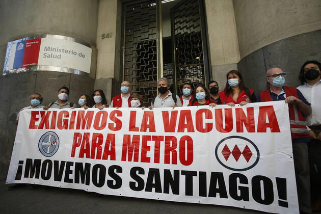 Santiago, January 18, 2021 Metro union leaders deliver a letter to the Minister of Health to be considered and prioritized in the vaccination plan being implemented by the government This due to the rise in infections in the city of Santiago and the close contacts that arise inside the underground train Sebastian Cisternas Aton Chile, Valpara  Copyright: SEBASTIANxCISTERNAS ATONxCHILE