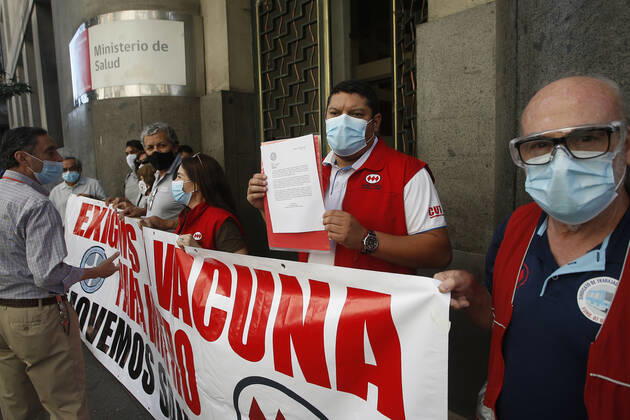 Santiago, January 18, 2021 Metro union leaders deliver a letter to the Minister of Health to be considered and prioritized in the vaccination plan being implemented by the government This due to the rise in infections in the city of Santiago and the close contacts that arise inside the underground train Sebastian Cisternas Aton Chile, Valpara  Copyright: SEBASTIANxCISTERNAS ATONxCHILE