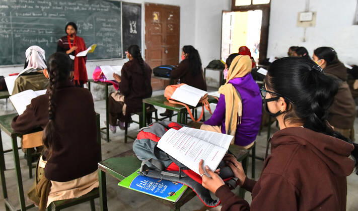 News Bilder des Tages India: Schools reopened after 10 months in Rajasthan Students wearing face mask attend a class at a government school that was reopened after remaining closed for 309 days due to COVID-19 pandemic in Beawar. Beawar Rajasthan India Copyright: SumitxSaraswat